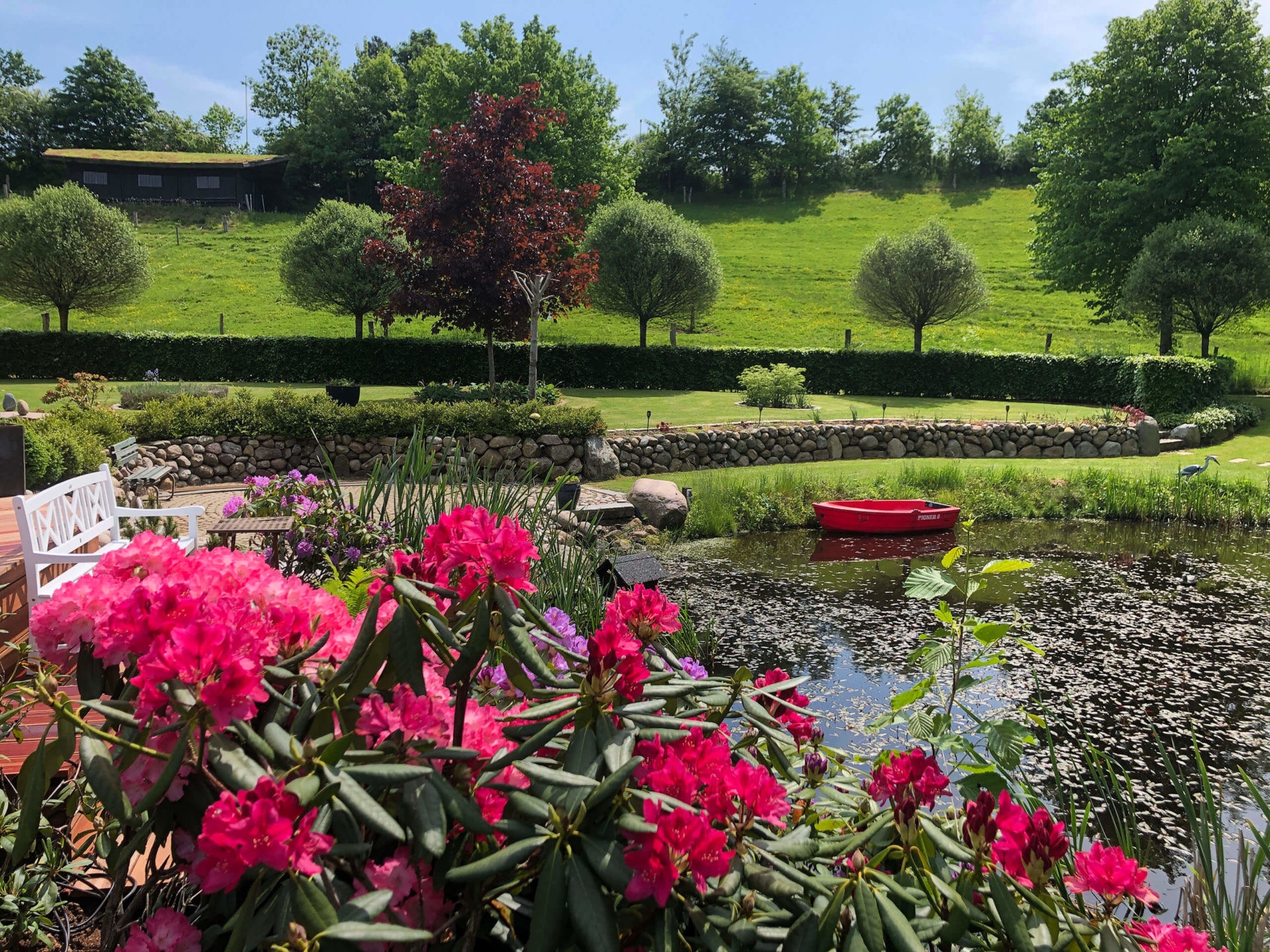 Anlagt have med havedam, stensætning og blomsterbede udført af anlægsgartner i Fredericia
